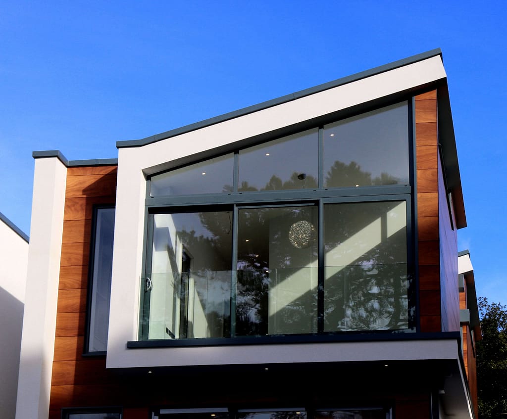 Modernes Haus mit Glasfront